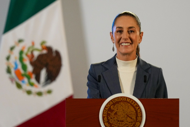 Mujer habla desde podio en México