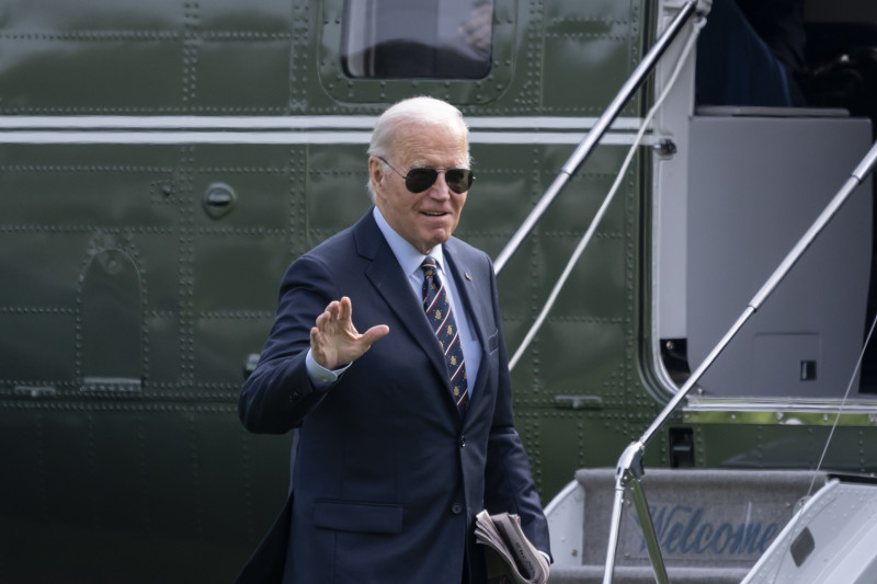 Biden gesticula mientras camina