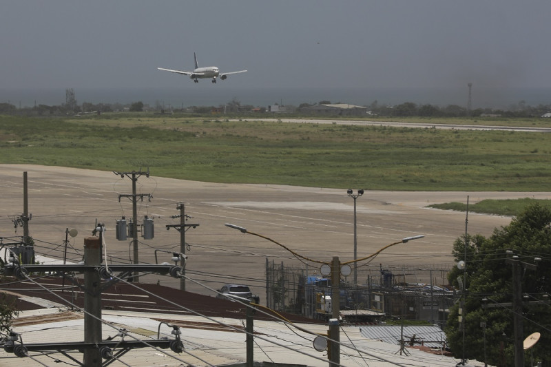 Avión aterrizando en pista aérea