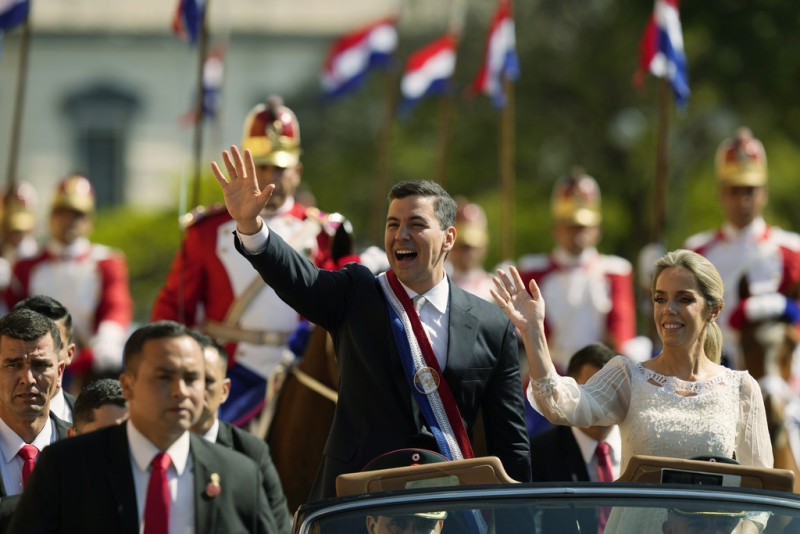 Desfile presidencial con multitud expectante