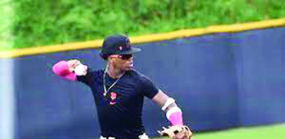 Jugador batea en partido de béisbol