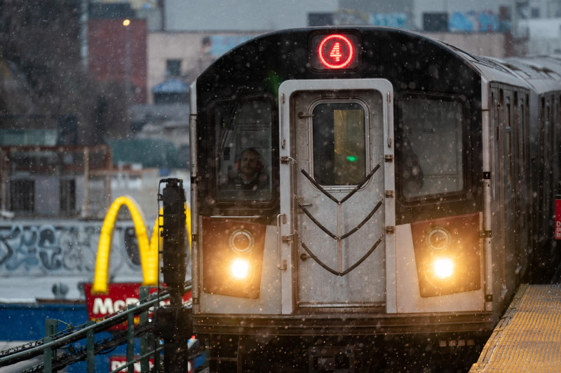 Tren del metro bajo la lluvia