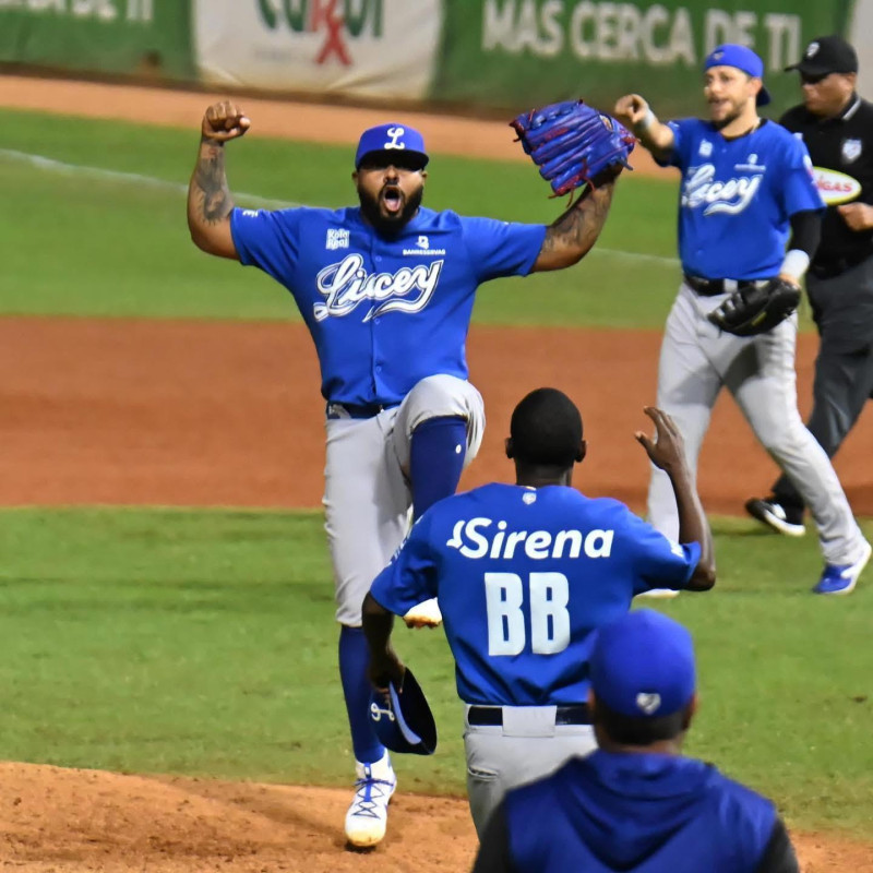 Jugador celebra victoria con compañeros