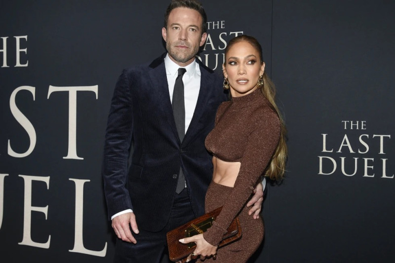 Ben Affleck y JLo abrazados