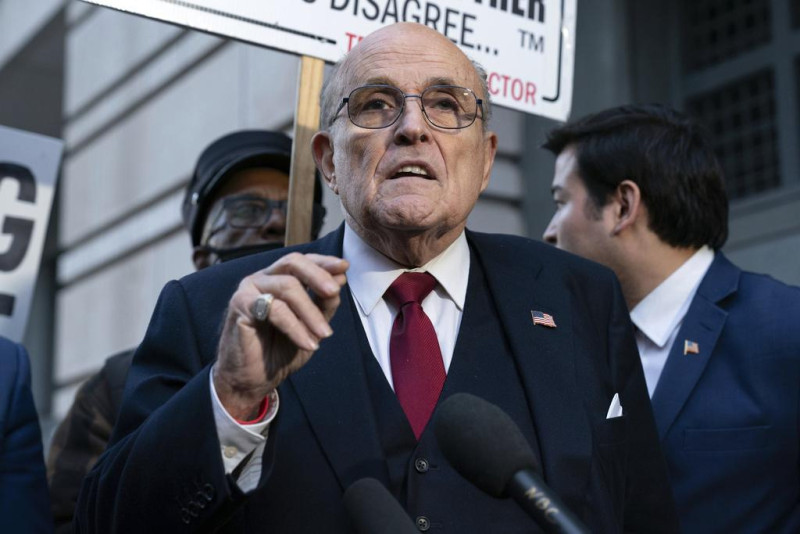 Giuliani con traje en conferencia