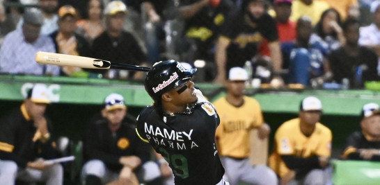 Jugador de béisbol bateando al lanzamiento