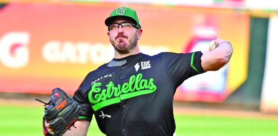 Lanzador de béisbol en acción