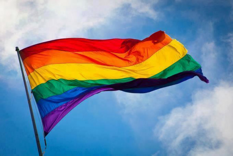 Bandera LGBTQ+ ondeando al viento