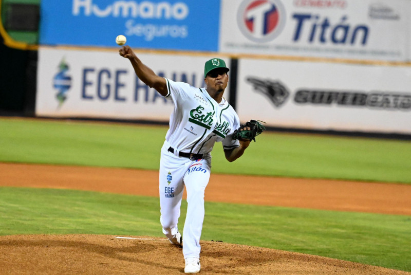 Pitcher lanza pelota en uniforme blanco