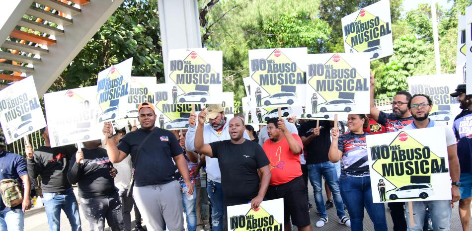 Manifestantes dominicanos con carteles