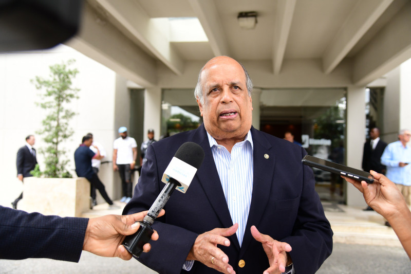 Hombre entrevistado durante conferencia de prensa