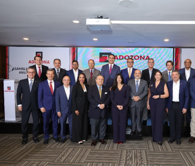 Grupo de personas en traje formal