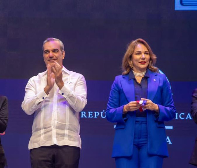 Pareja formal con fondo azul oscuro