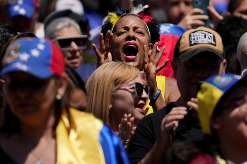 Mujer protesta enérgicamente entre manifestantes