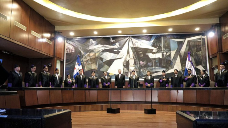 Hombres en sala de tribunal dominicano