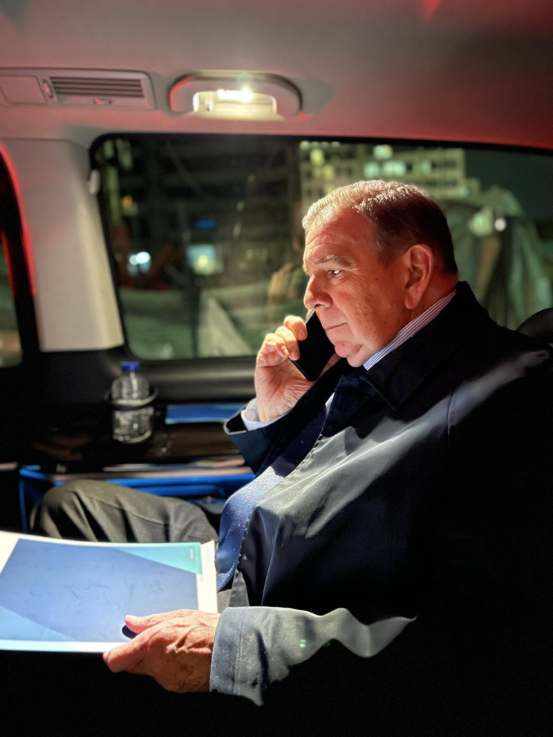 Hombre hablando por teléfono en auto