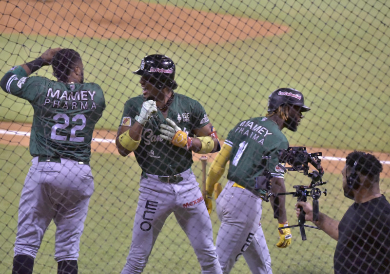 Jugadores celebran victoria de béisbol