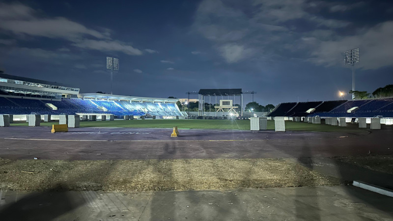 Estadio Quisqueya iluminado por la noche