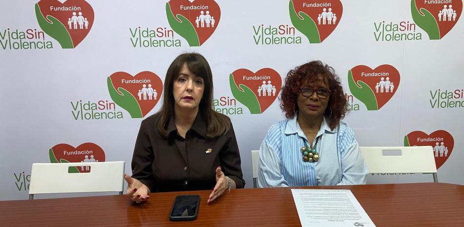 Dos mujeres conversando en mesa