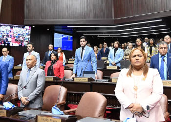 Personas reunidas en sala de tribunal