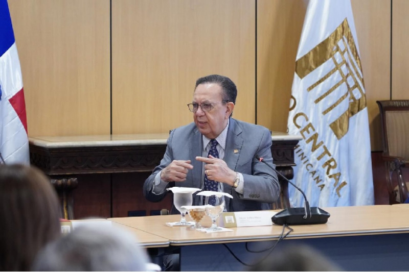 Hombre de traje habla al público