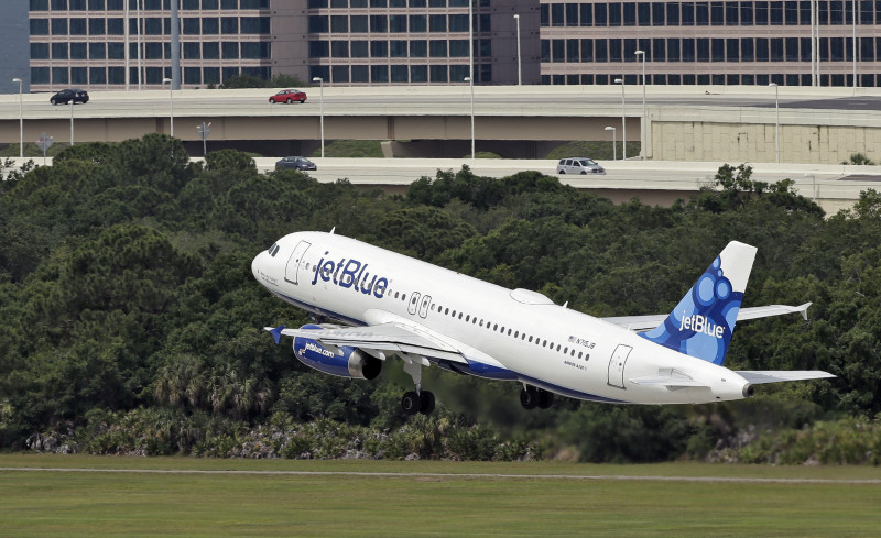 Avión JetBlue despegando