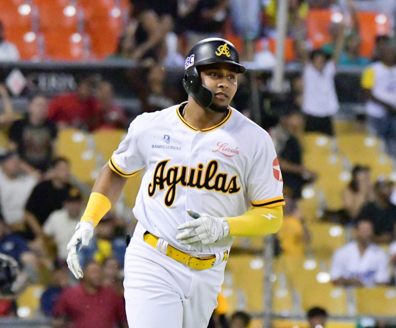 Jugador de béisbol en uniforme blanco