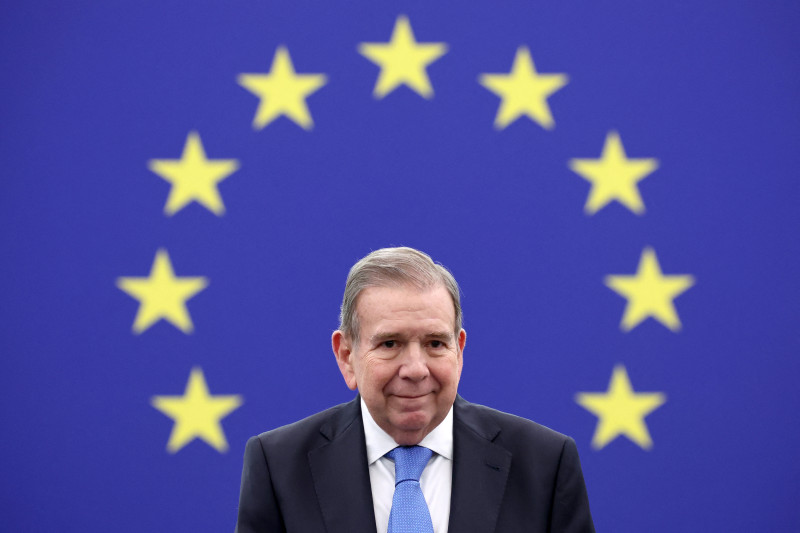 Juncker frente a bandera europea