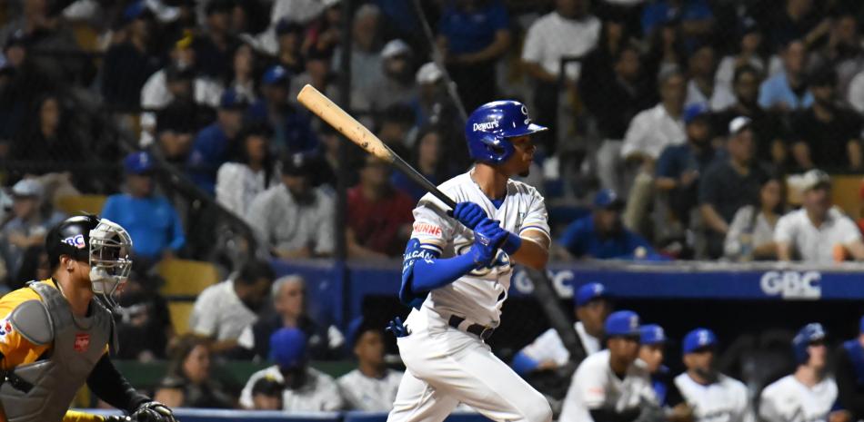 Jugador lanza pelota en partido beisbol