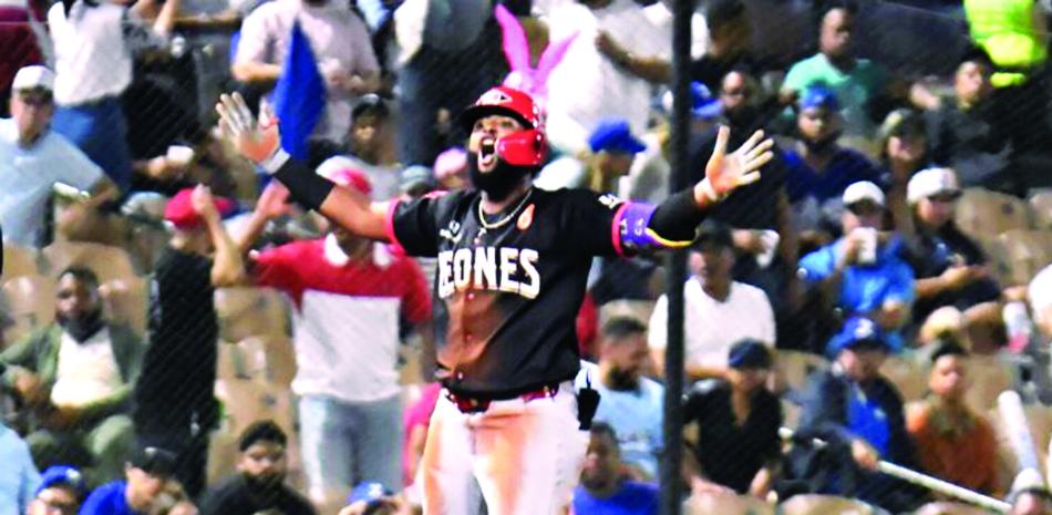 Hombre celebra en juego de béisbol