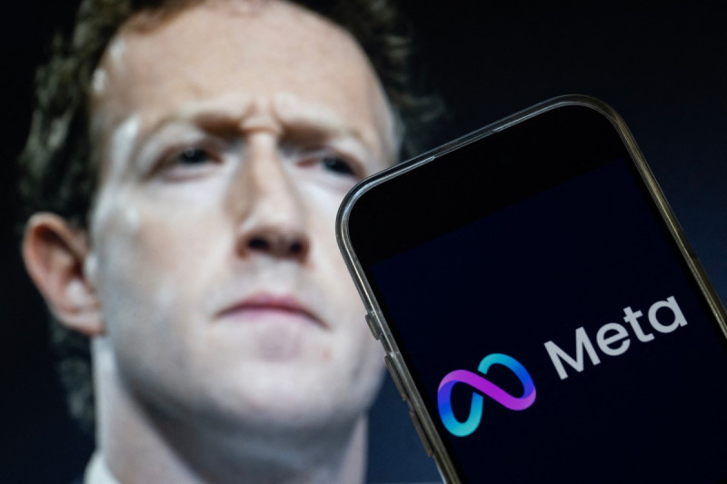 Zuckerberg junto al logo de Meta