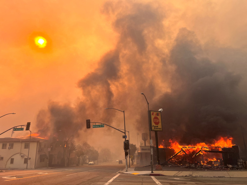 Incendio urbano en llamas intensas