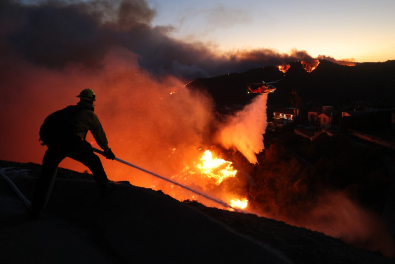 Bombero combate incendio en ladera