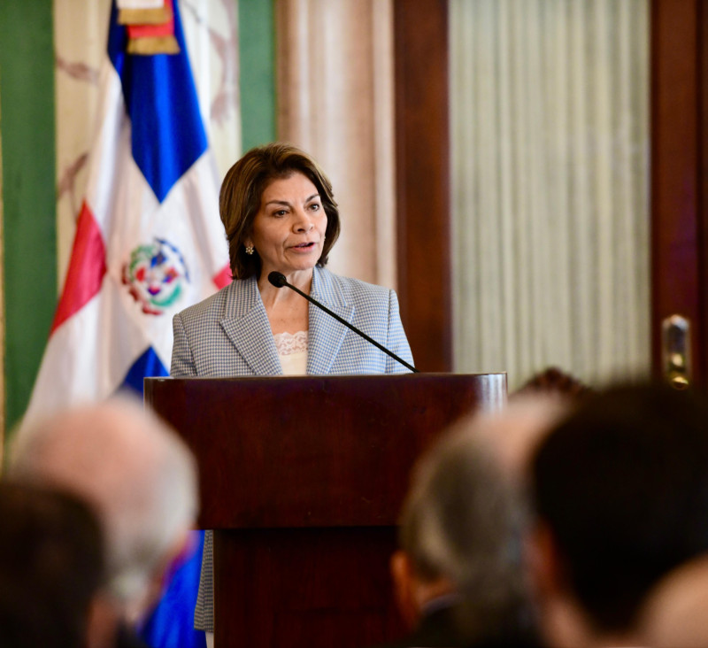 Mujer habla desde podio presidencial