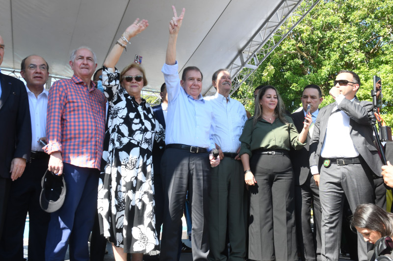 Personas reunidas durante protesta política.