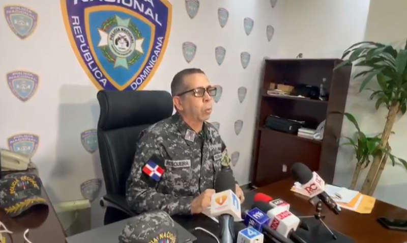 Militar habla desde escritorio