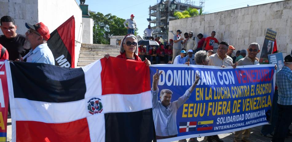 Manifestantes con banderas dominicanas y venezolanas