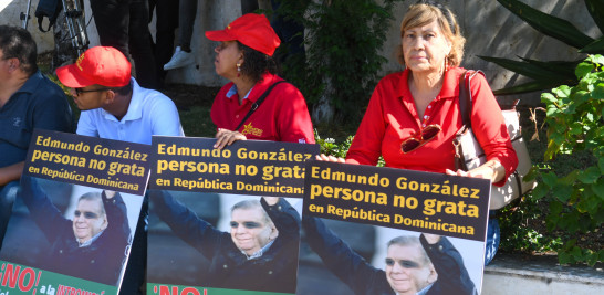 Manifestantes con carteles en protesta