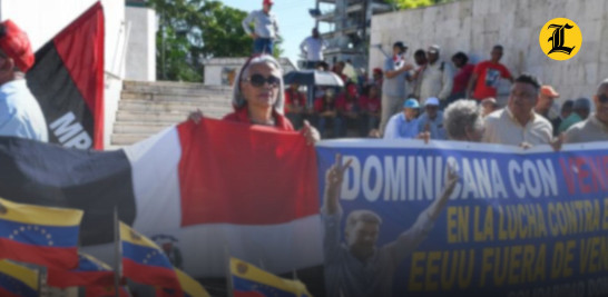 Manifestantes con banderas venezolanas e indonesias