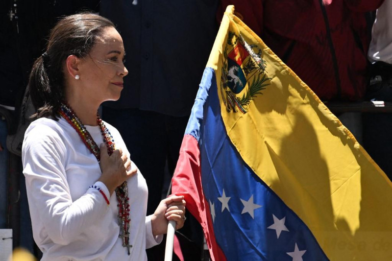 Mujer sostiene bandera dominicana