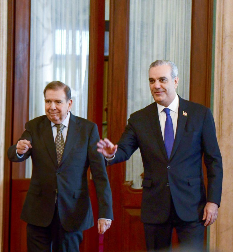 Dos hombres conversando en traje formal