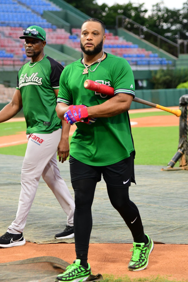 Jugadores de béisbol con uniforme verde