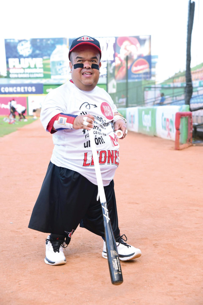 Jugador de béisbol con uniforme blanco