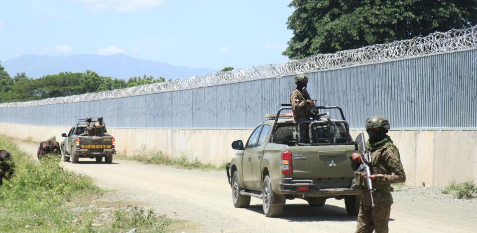 Militares con vehículos y alambre púas