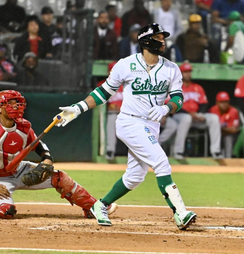 Jugador de béisbol en uniforme blanco