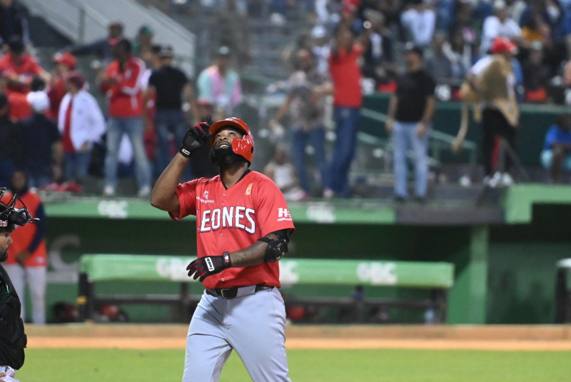 Dominicano celebra jonrón en casa