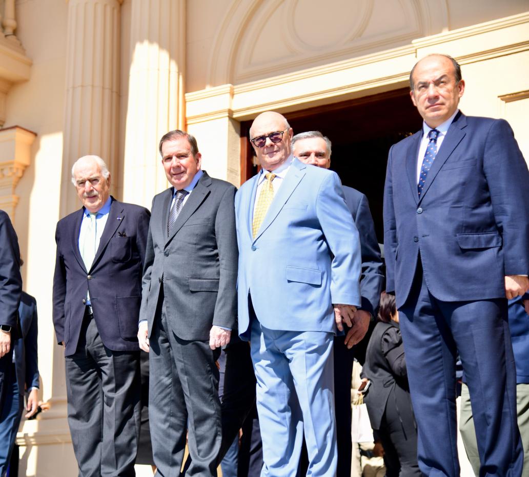 Cuatro hombres con trajes formales posando