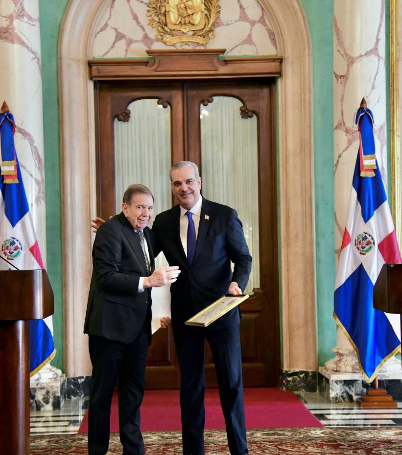 Dos hombres de traje posando juntos