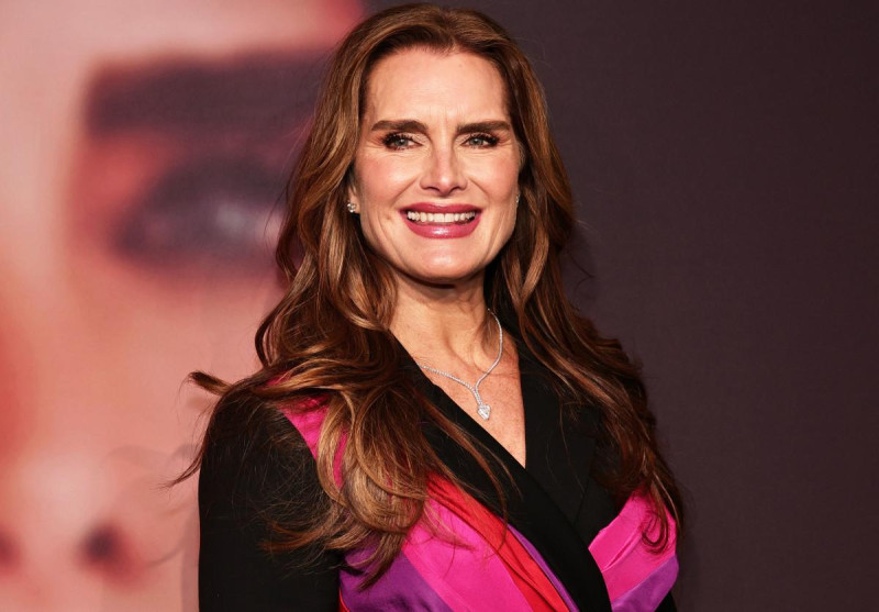 Brooke Shields sonriendo a la cámara