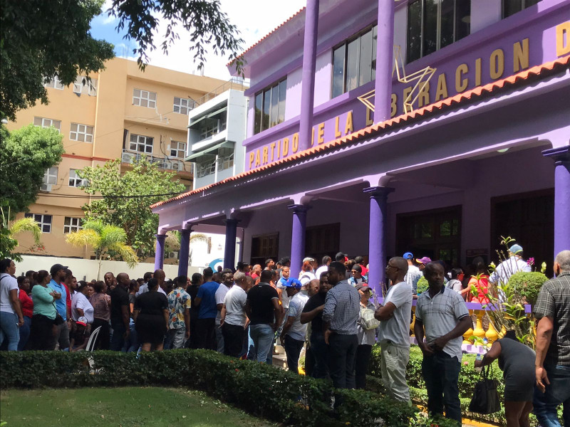 Multitud frente a tribunal dominicano